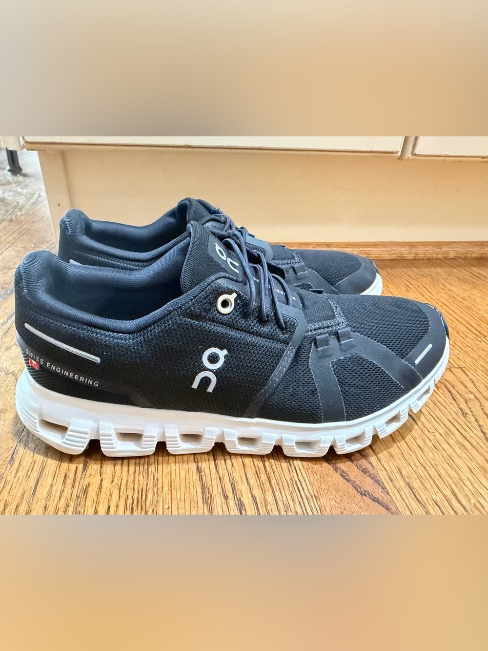 On Cloud Women’s Black/White Sneakers Size 7
